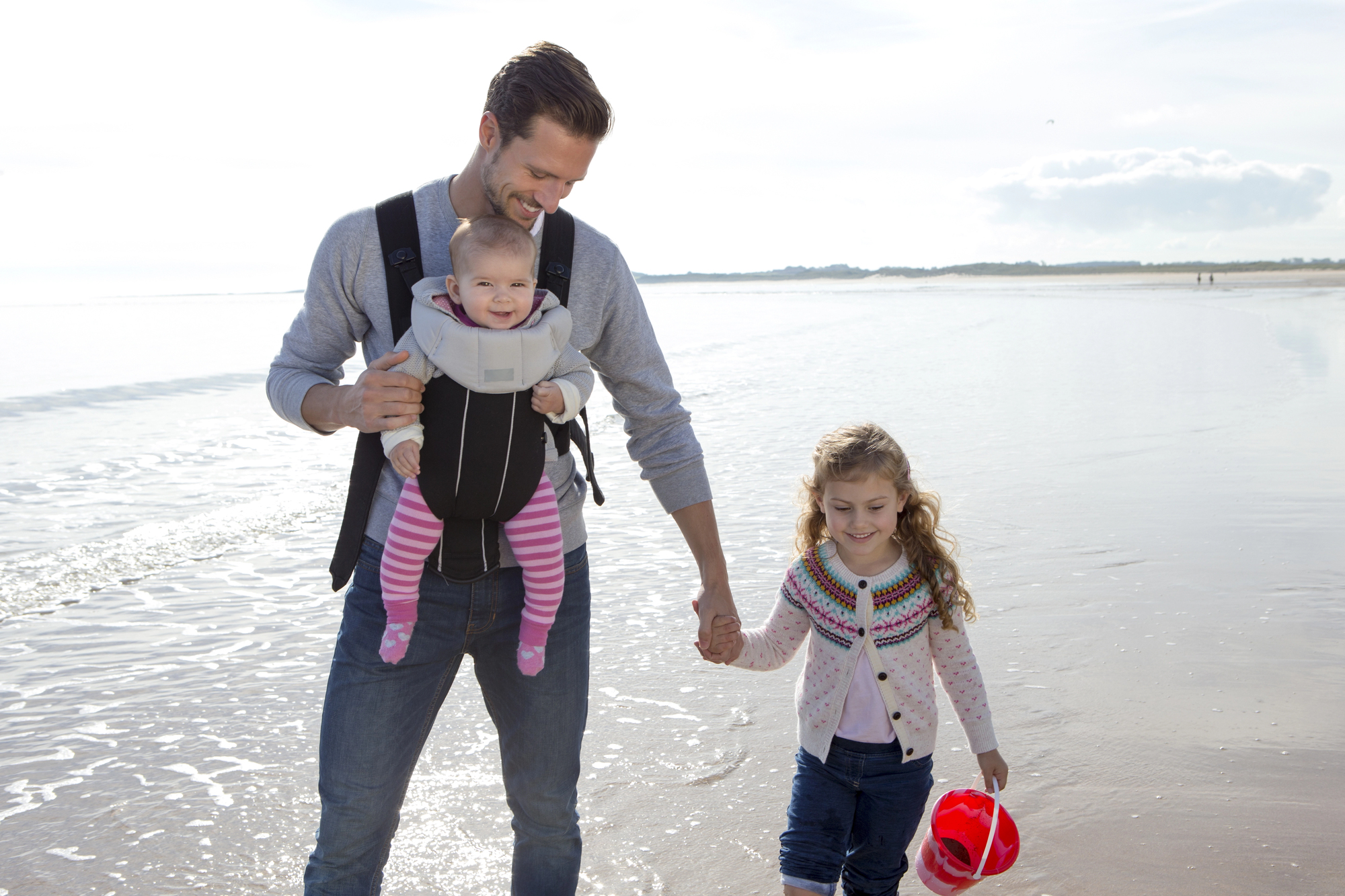 bæresele mand på strand med baby i bæresele